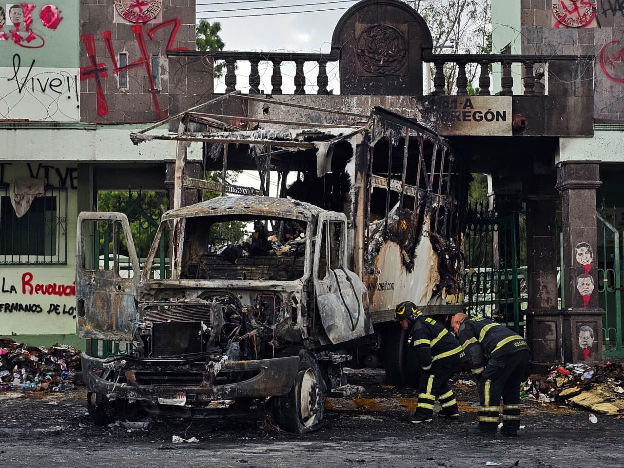 Encapuchados embisten con camión y provocan incendio en Campo Militar 1-A durante protesta por Ayotzinapa